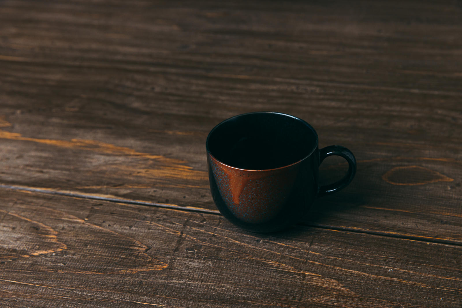 木のテーブルに置いたコーヒーカップ